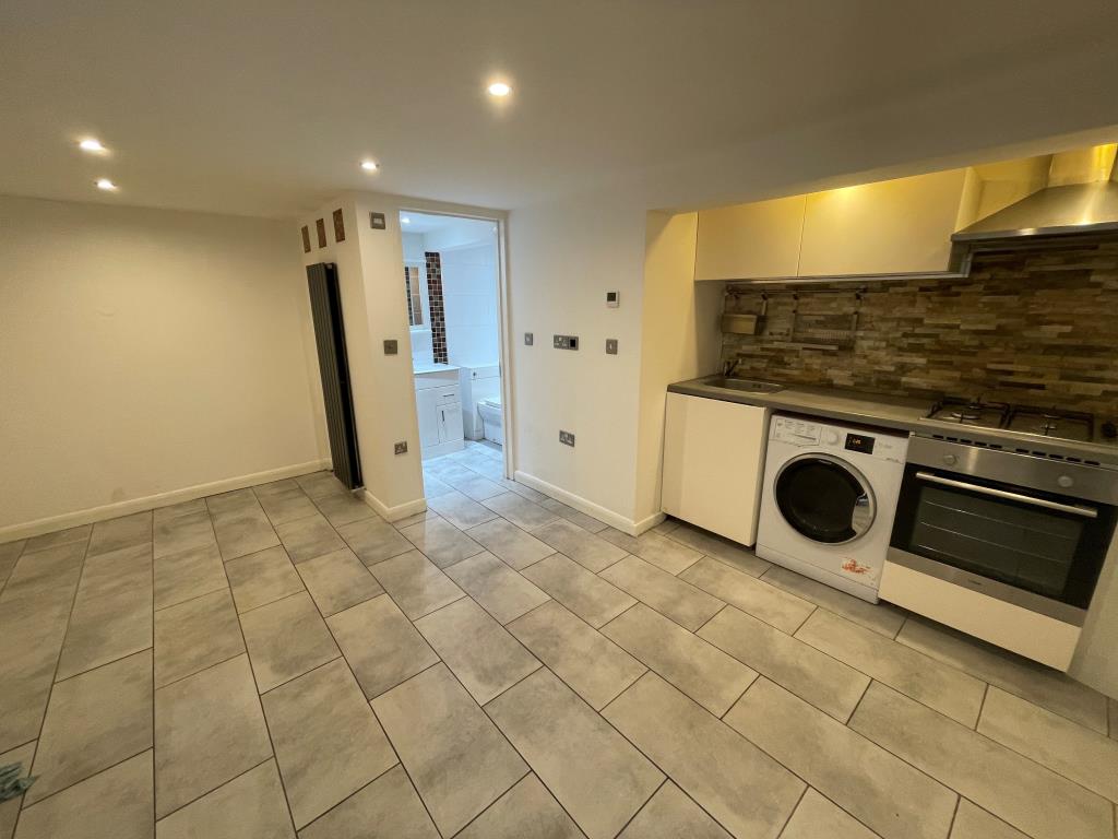 Lot: 64 - RECENTLY REFURBISHED SPLIT-LEVEL FLAT -